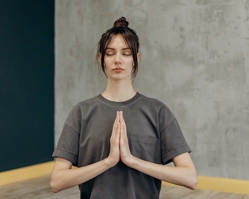 chica meditando